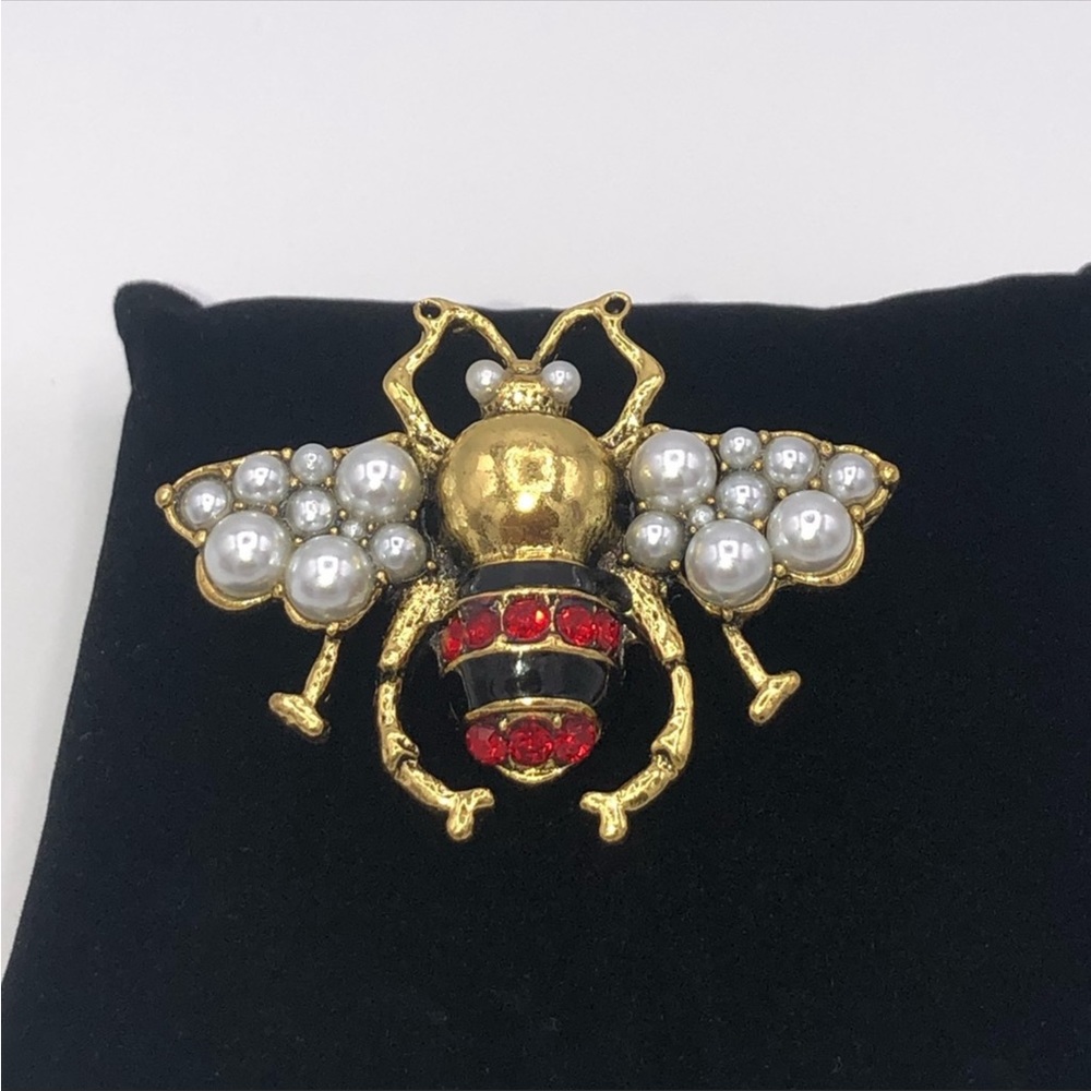 Pearl Bee Brooch - Picture 7 of 7